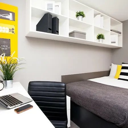 Ensuite W/ Shared Kitchen Centre! Apartment