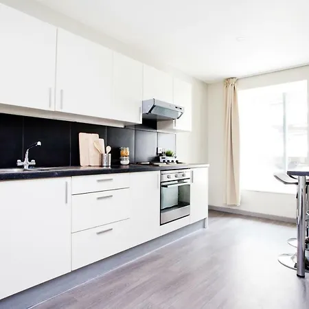 Ensuite W/ Shared Kitchen Centre!